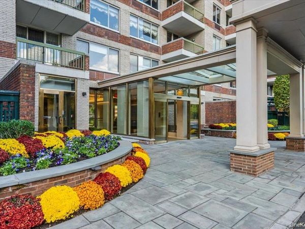 100 Hilton Avenue, Unit 806, Garden City, NY 11530