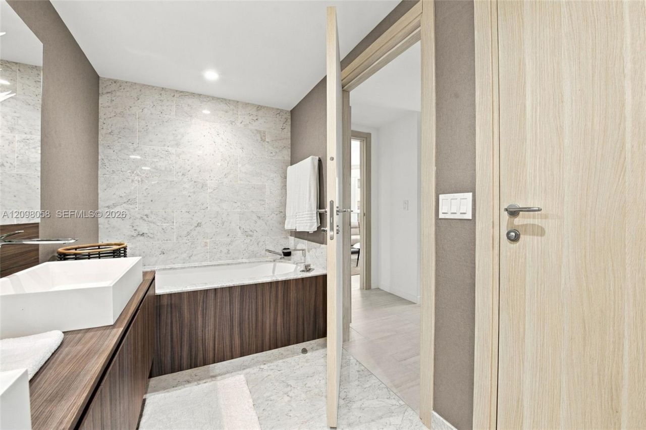 1000 Brickell Plz , Unit 3401, Miami, FL 33131 Photo