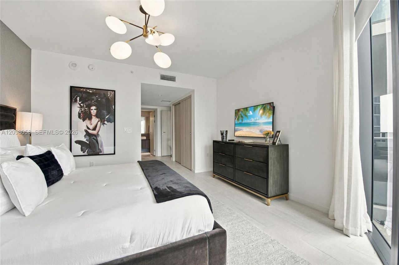 1000 Brickell Plz , Unit 3401, Miami, FL 33131 Photo