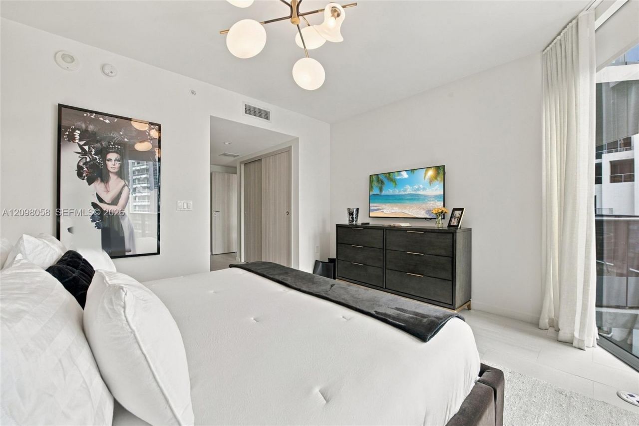 1000 Brickell Plz , Unit 3401, Miami, FL 33131 Photo