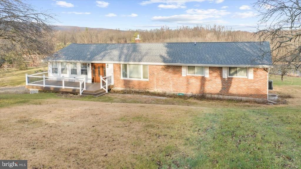 988 N HOCH ROAD, DANIELSVILLE, PA 18038