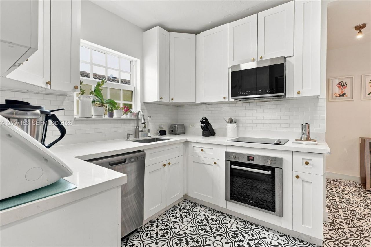8827 Hawthorne Ave , Unit -, Surfside, FL 33154 Photo