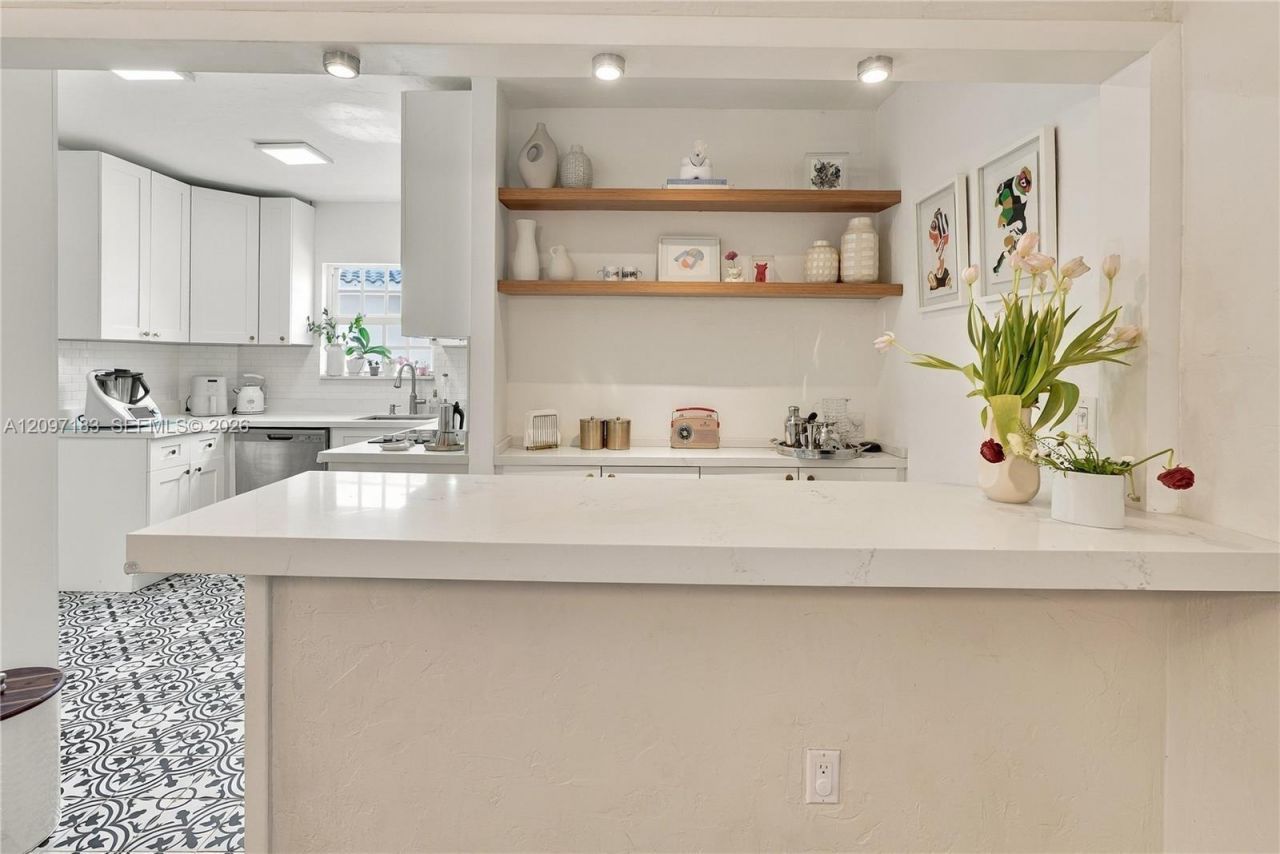 8827 Hawthorne Ave , Unit -, Surfside, FL 33154 Photo