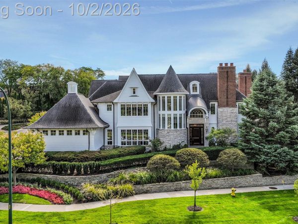 100 Woodland Villa Court, Birmingham, Mi 48009