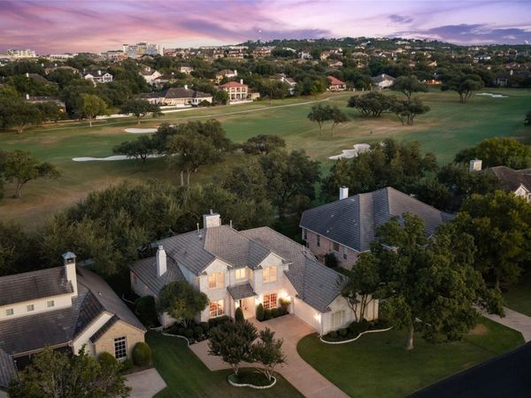34 Tiburon DR, The Hills, TX 78738