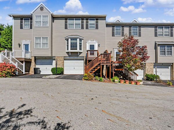 15 Briarwood Way, Clarks Summit, PA 18411