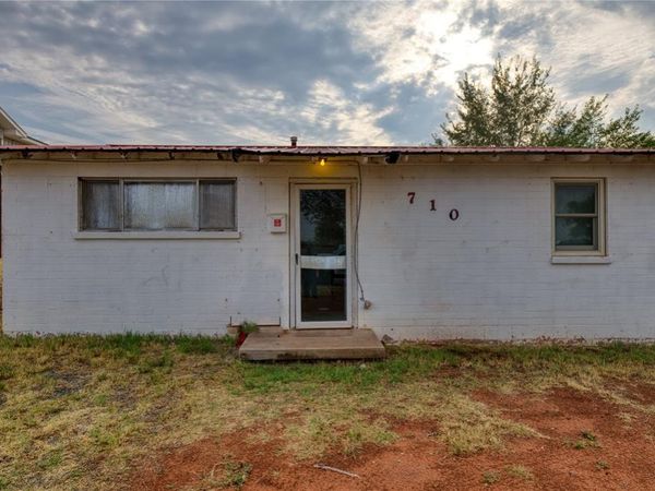 710 N 6th Street, Sayre, OK 73662