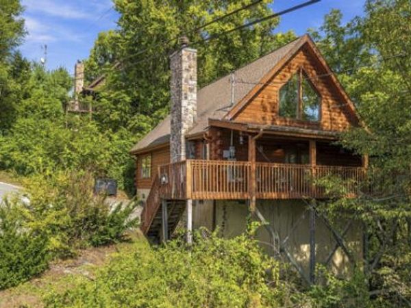 2205 Eagle Feather Drive, Sevierville, TN 37876