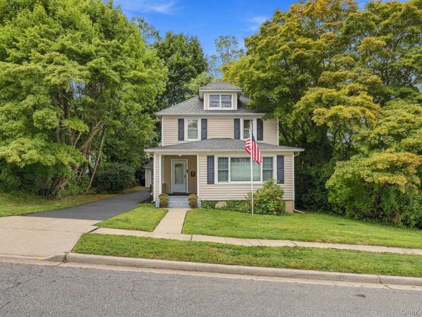 24 Bella Vista Street , Locust Valley, NY 11560