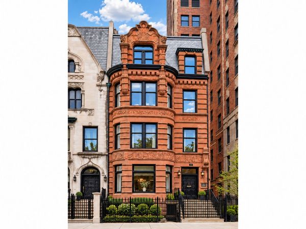 75 E ELM Street , Chicago, IL 60611