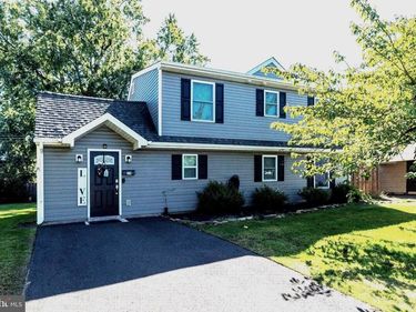 28 INLET ROAD, LEVITTOWN, PA 19057