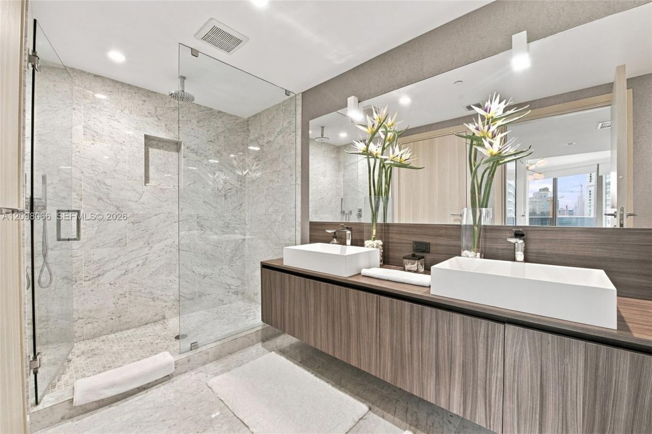 1000 Brickell Plz , Unit 3401, Miami, FL 33131 Photo