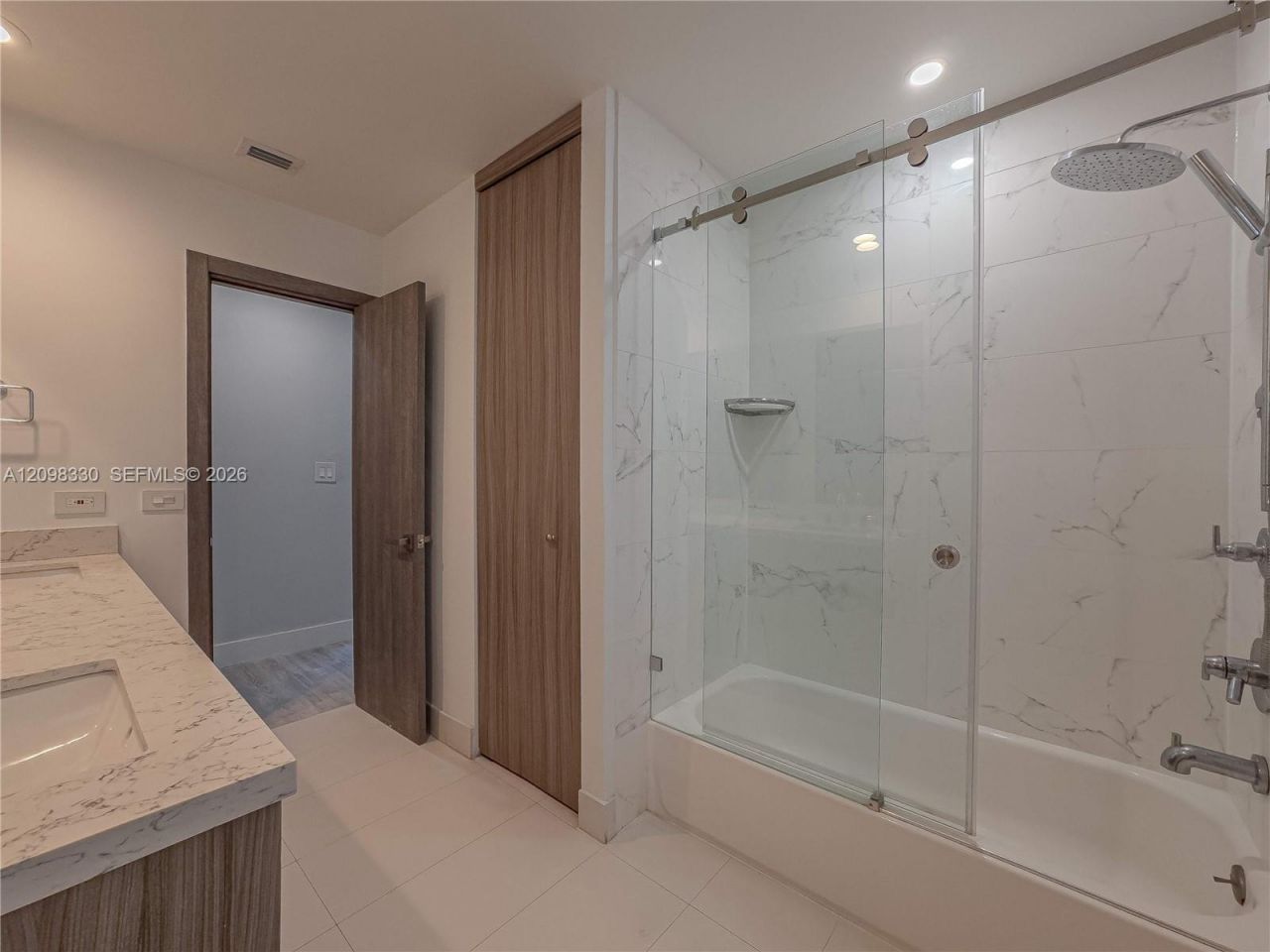 20405 NE 22nd Pl , Unit 20405, Miami, FL 33180 Photo
