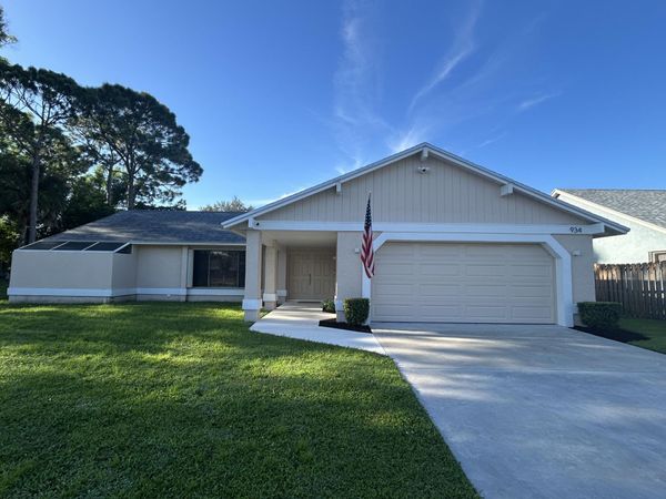 934 SE ATLANTUS Avenue, Port St. Lucie, FL 34983