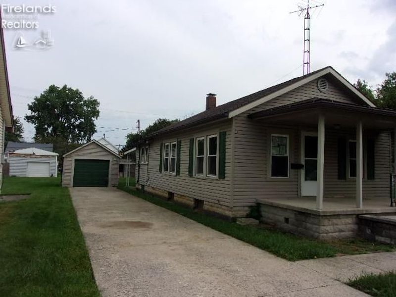 516 Miller Avenue, Fostoria, OH 44830 Photo 12