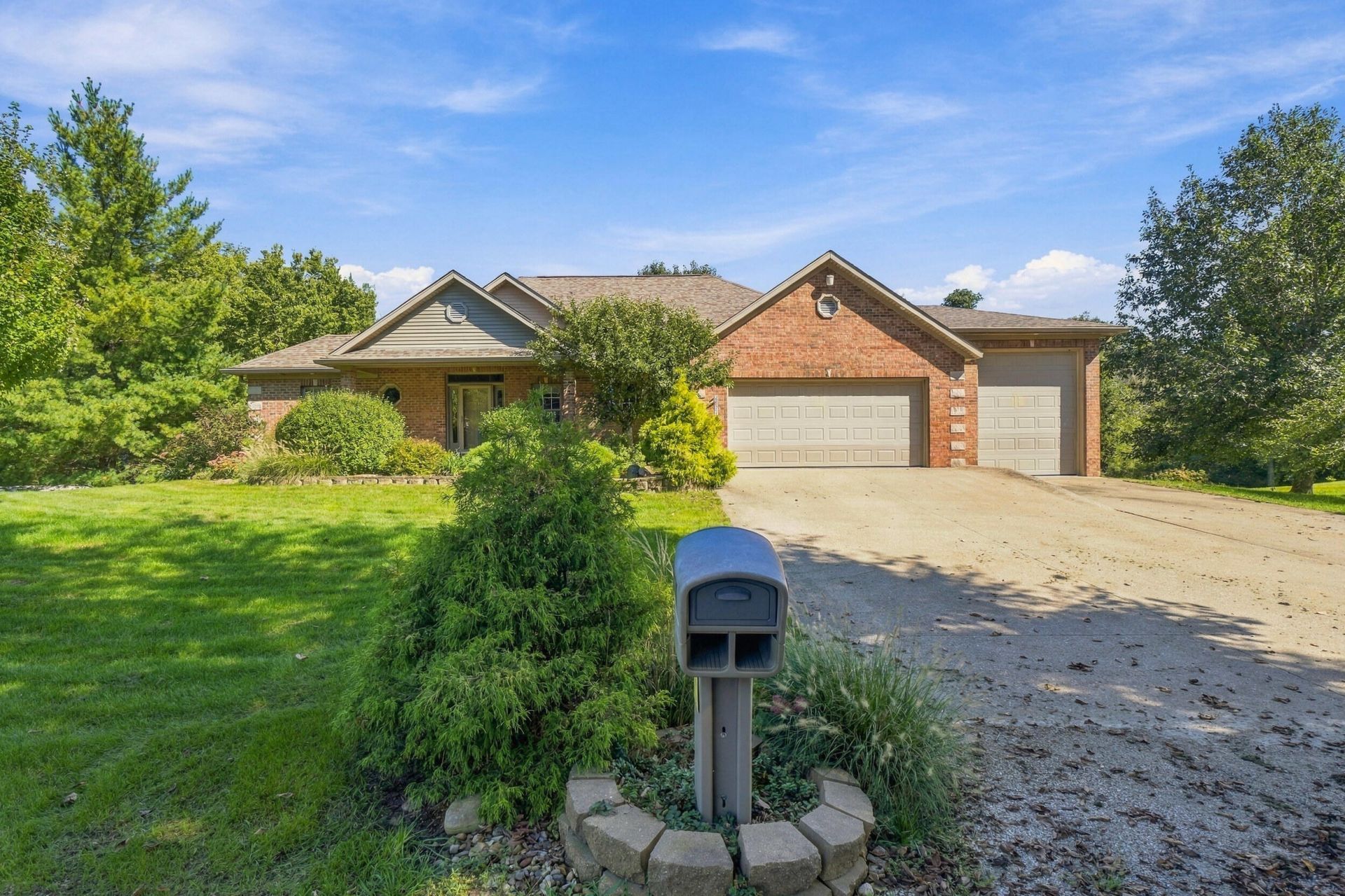 2671 Leah Dr, Muscatine, IA 52761 Main Photo