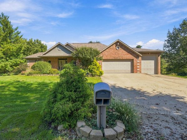 2671 LEAH DR, Muscatine, IA 52761