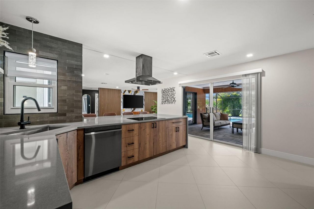 7520 Curtiss Avenue, Sarasota, FL 34231 Photo