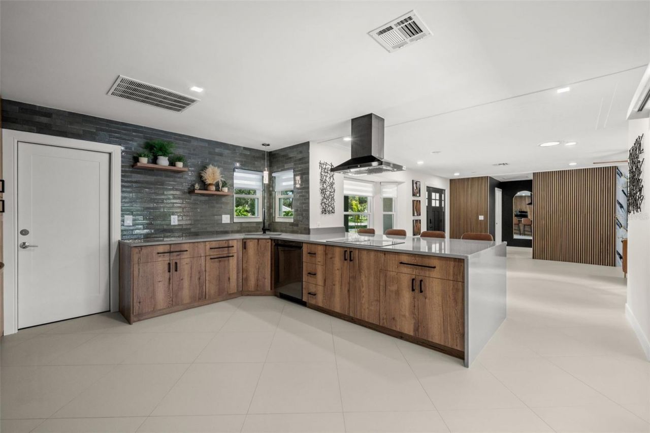 7520 Curtiss Avenue, Sarasota, FL 34231 Photo