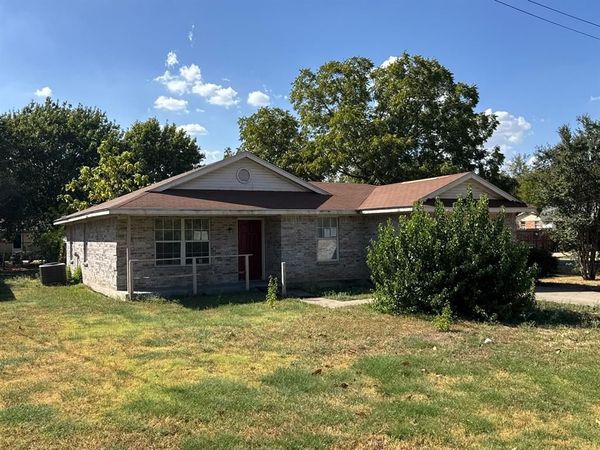 800 Maple Street , Howe, TX 75459