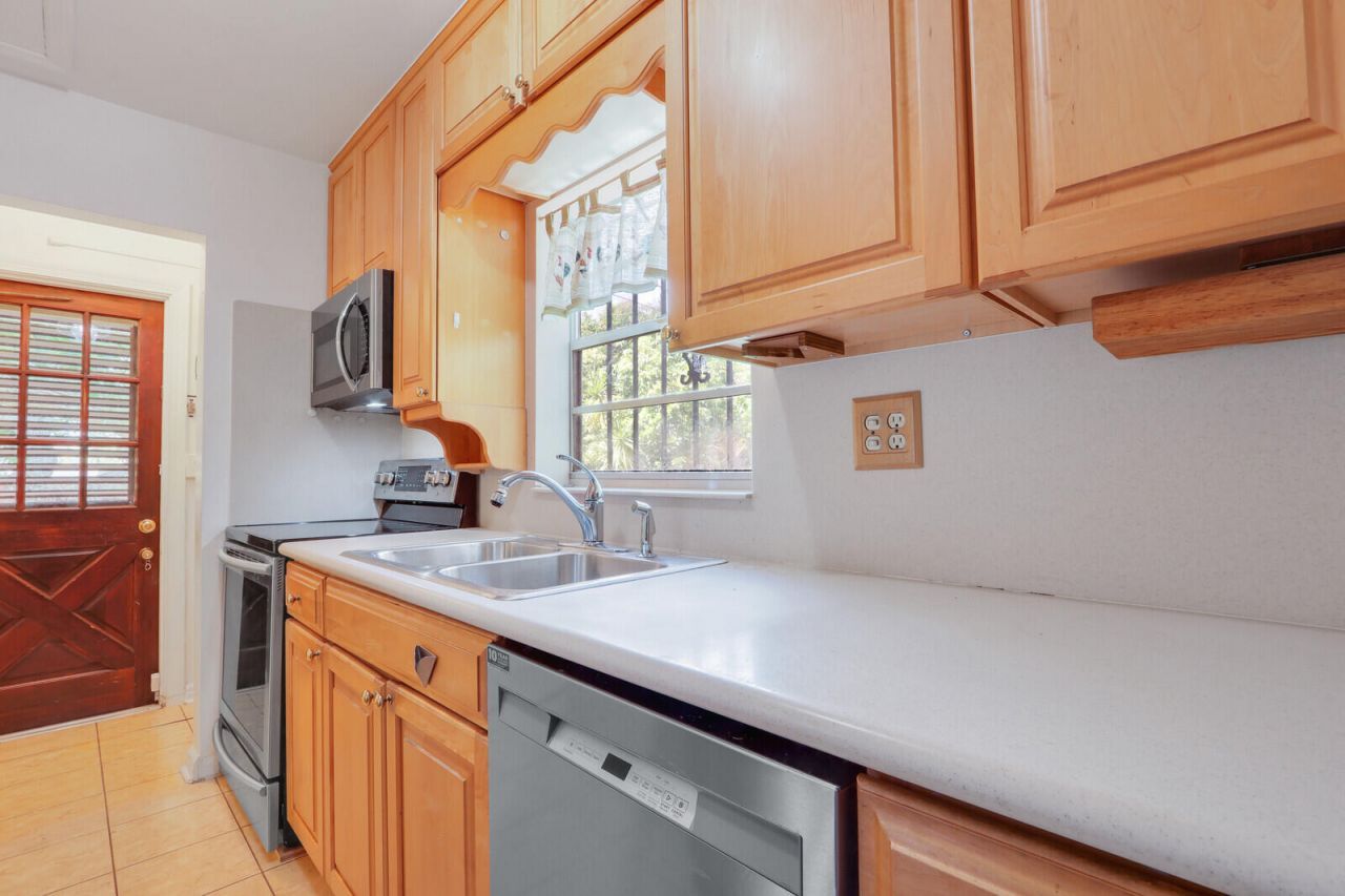 525 51st Street, West Palm Beach, FL 33407 Photo
