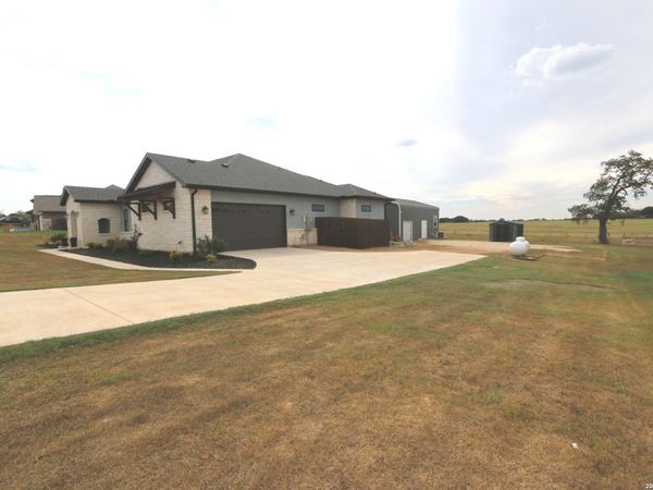 120 Western Way, Adkins, TX 78101