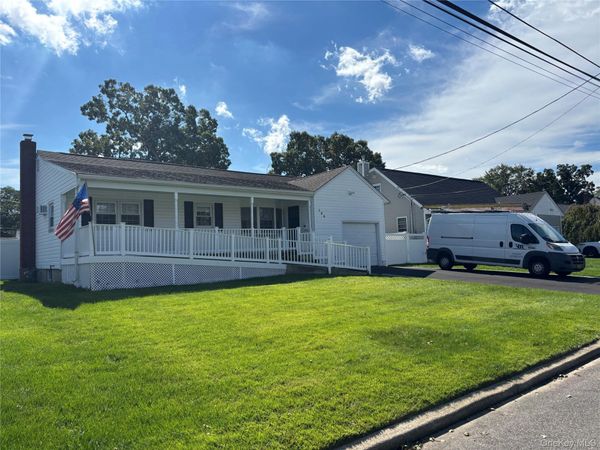 134 Veronica Lane , North Babylon, NY 11703