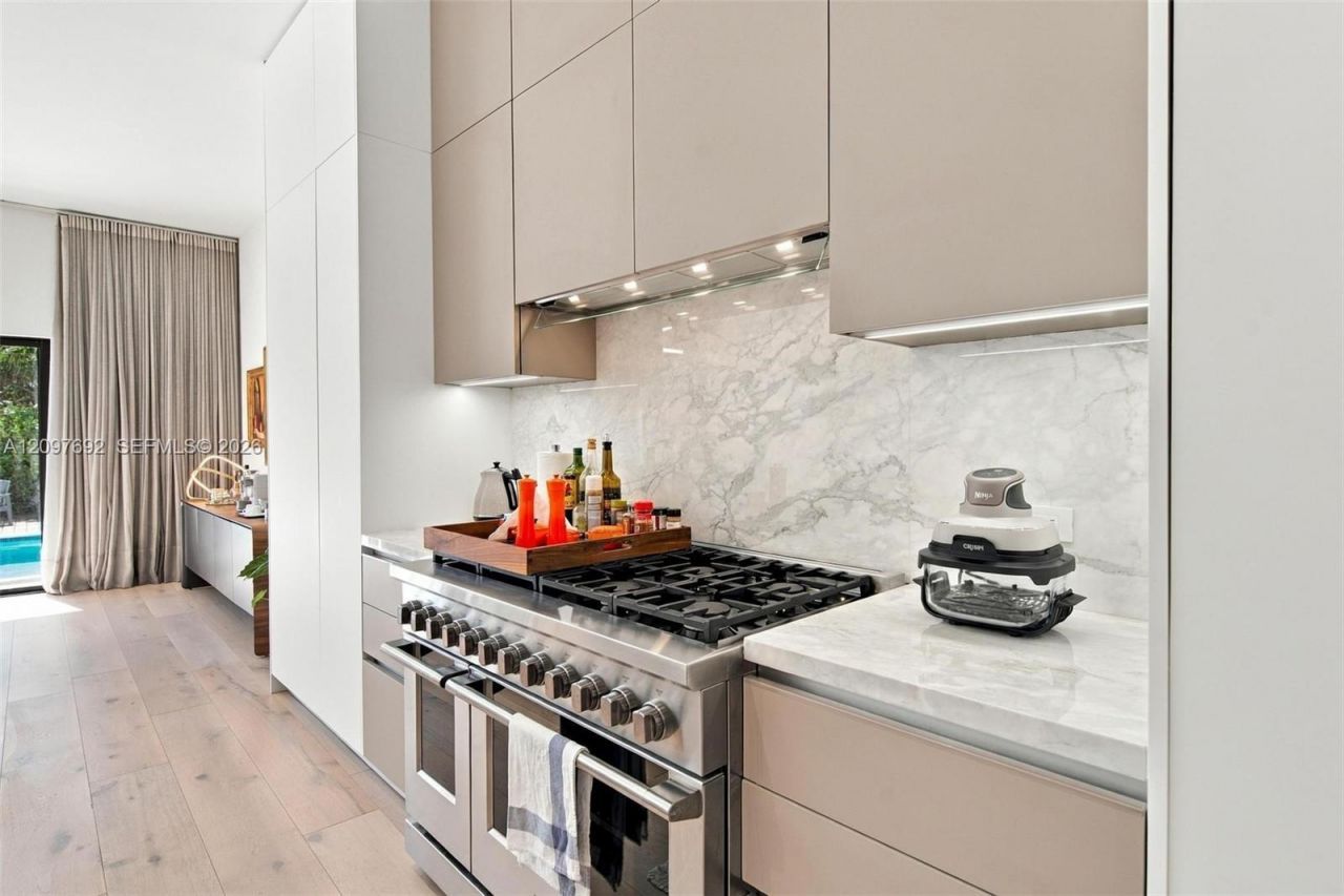 600 W 51st St , Miami Beach, FL 33140 Photo