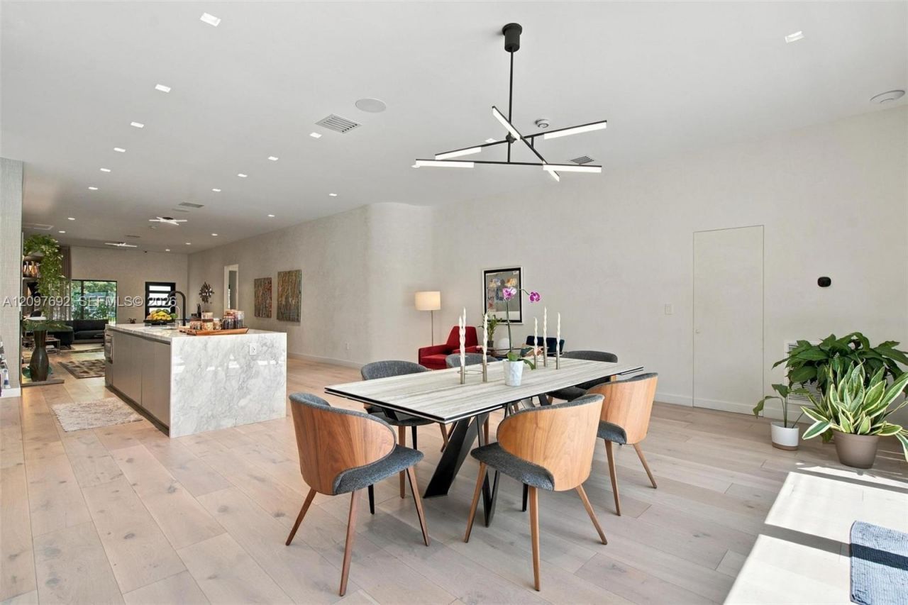 600 W 51st St , Miami Beach, FL 33140 Photo