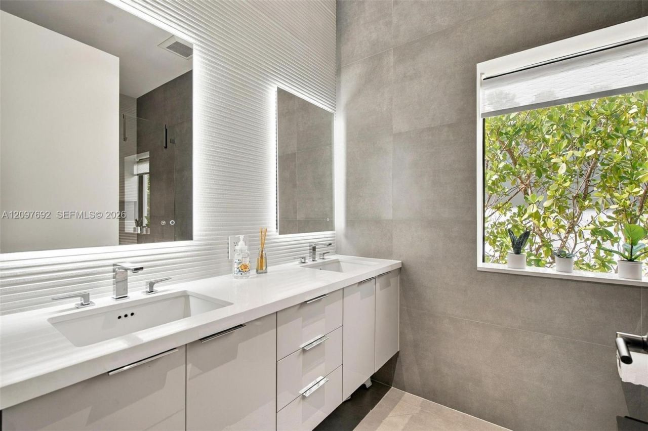 600 W 51st St , Miami Beach, FL 33140 Photo