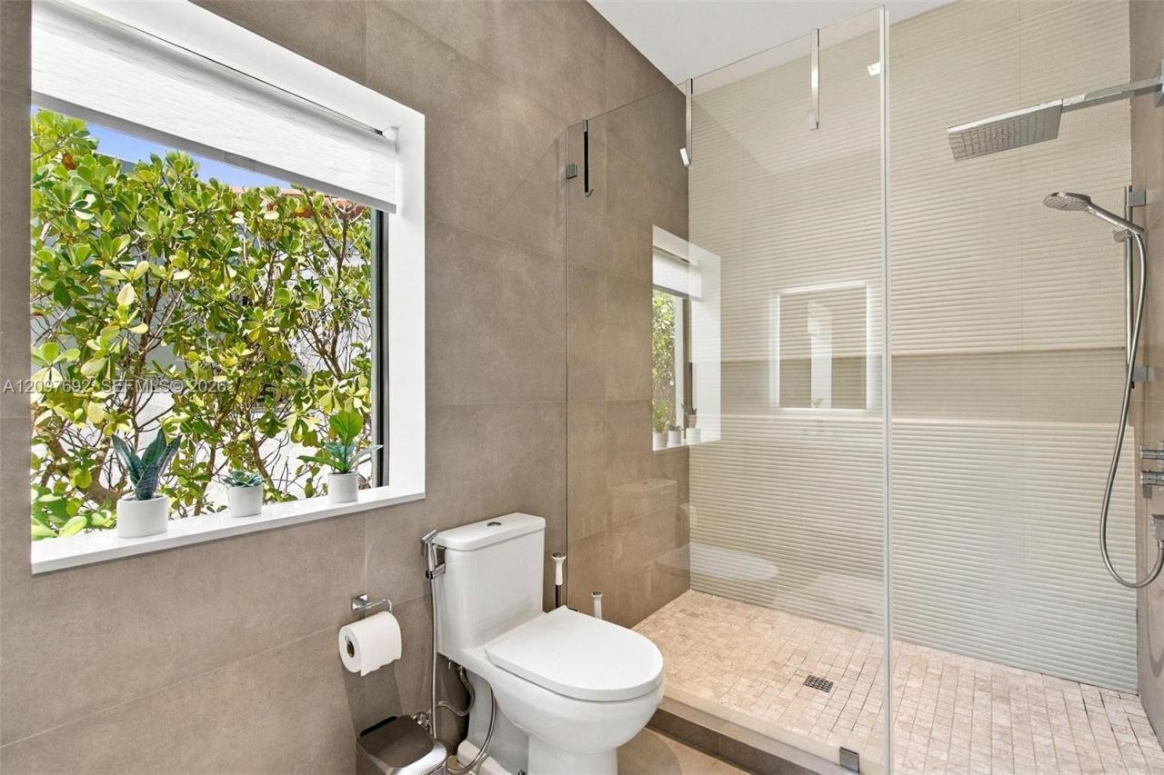 600 W 51st St , Miami Beach, FL 33140 Photo