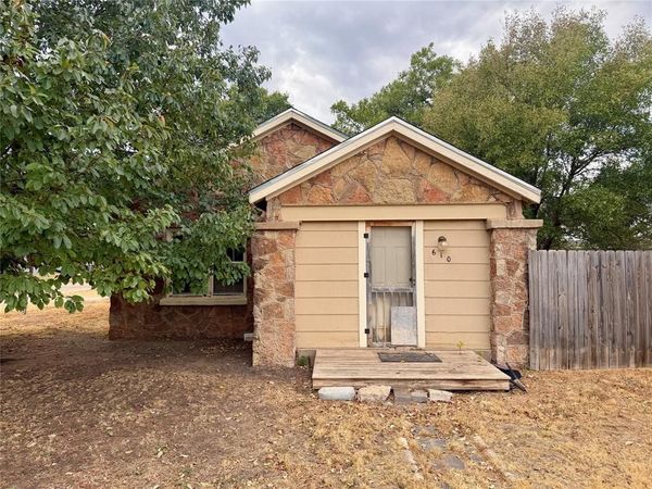 610 8th Street , Hawley, TX 79525
