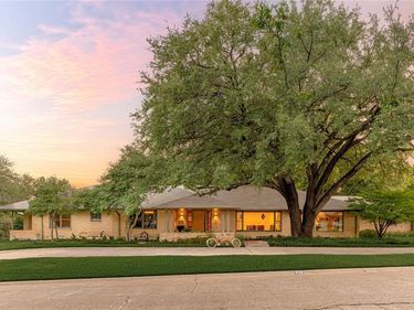 906 Leatrice Drive, Dallas, TX 75208