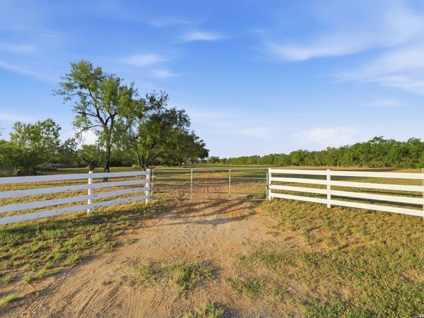 1415 Vaness, Poteet, TX 78065