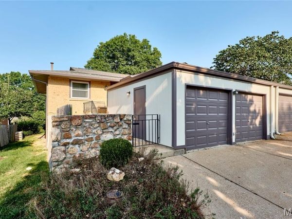 987 Barbizon Drive, Manchester, MO 63021