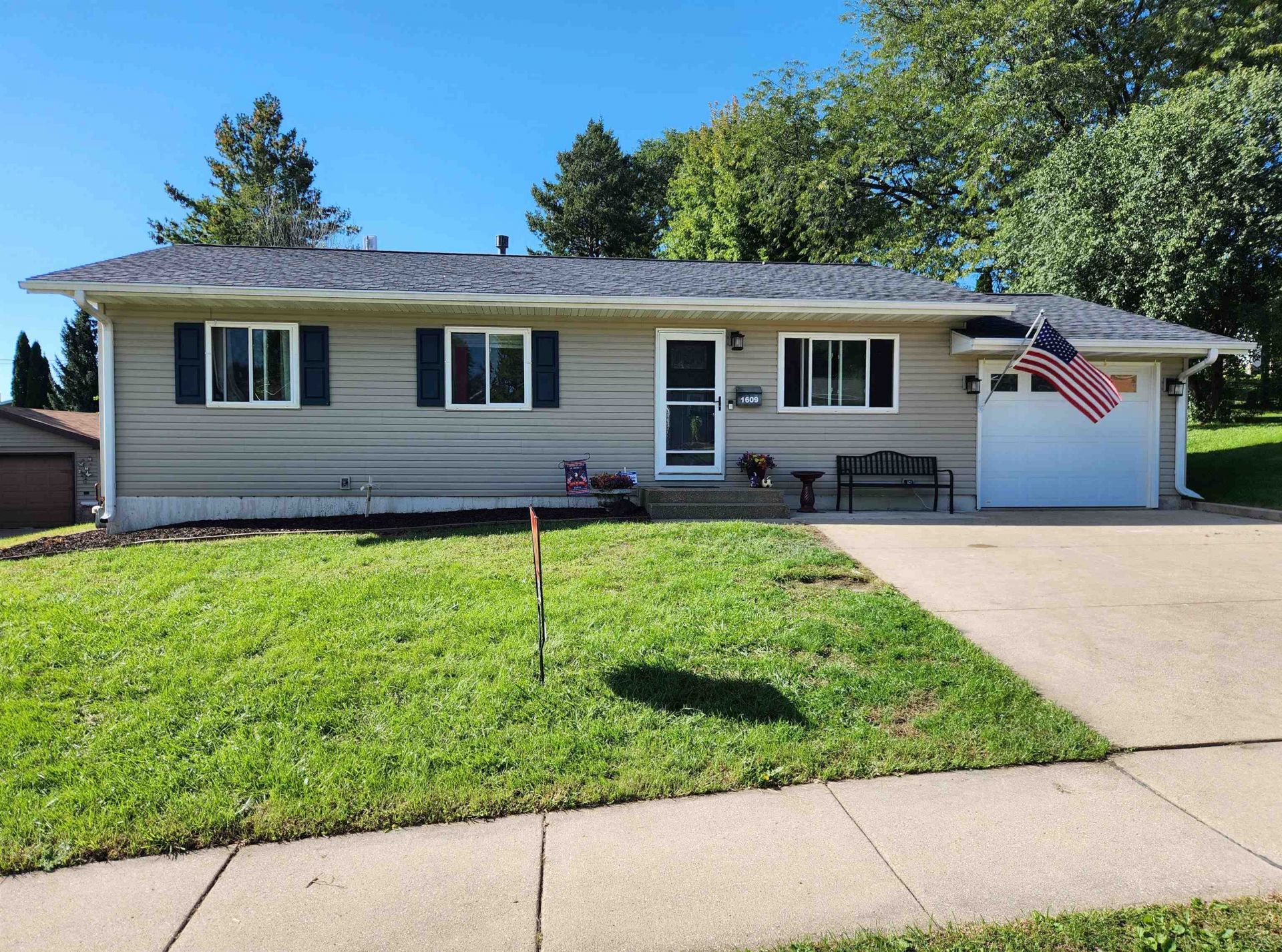1609 Scenic View Drive, Dubuque, IA 52001 Main Photo