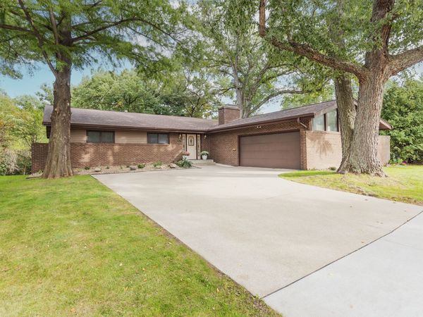5317 36th Avenue Court , Moline, IL 61265