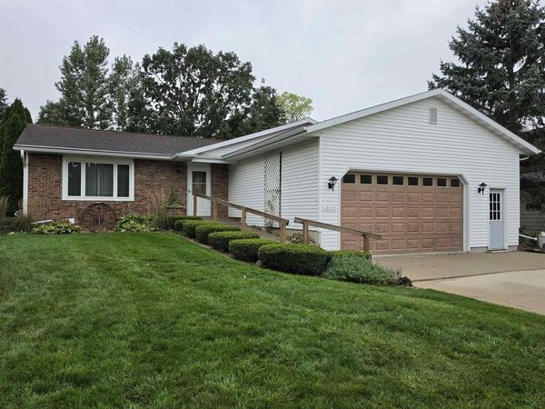 1052 EASTMAN LANE, Fond Du Lac, WI 54935