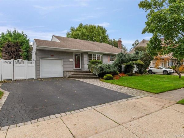 3 Jerold Street, Plainview, NY 11803