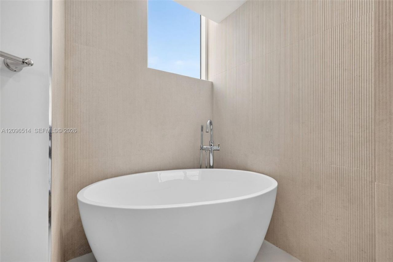3370 Hidden Bay Dr , Unit 2410, Aventura, FL 33180 Photo