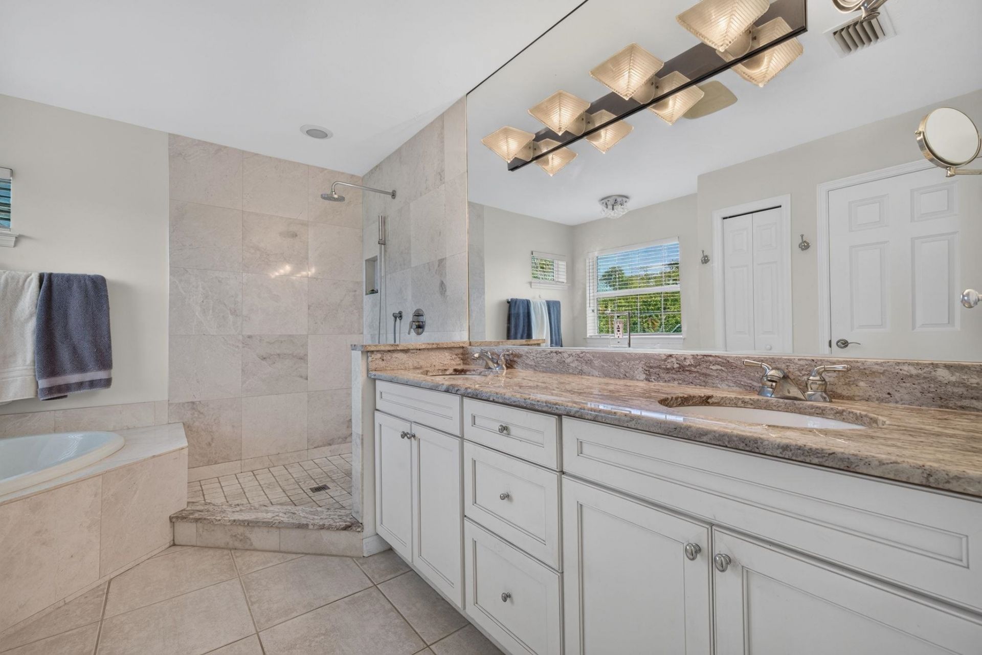 561 Lighthouse Way, Sanibel, FL 33957 Photo