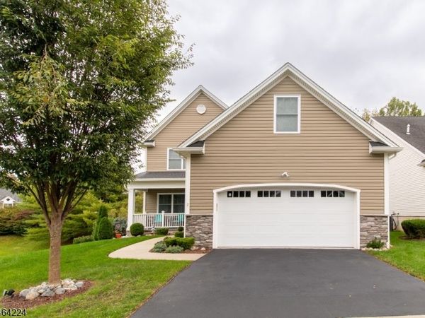 2 Bluffs Ct, Hamburg, NJ 07419