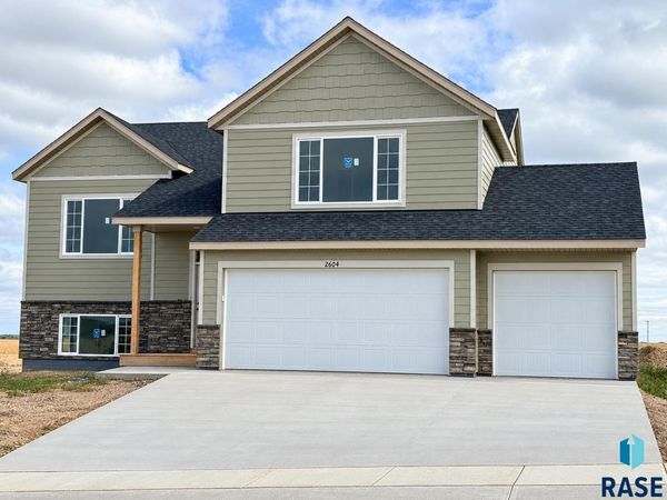 2604 S Copper Creek Ave, Sioux Falls, SD 57110