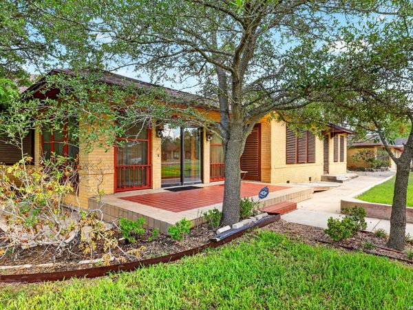 101 FAHR DR, Poth, TX 78147