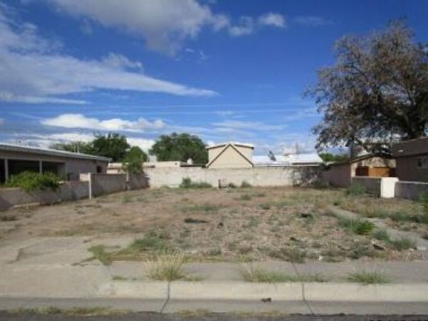 452 60th Street NW, Albuquerque, NM 87105