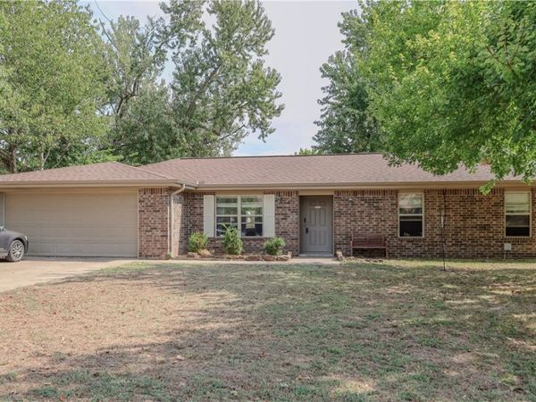 707 Valley West Drive , Rogers, AR 72756