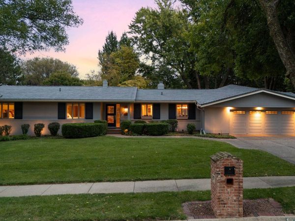 9936 Essex Drive, Omaha, NE 68114