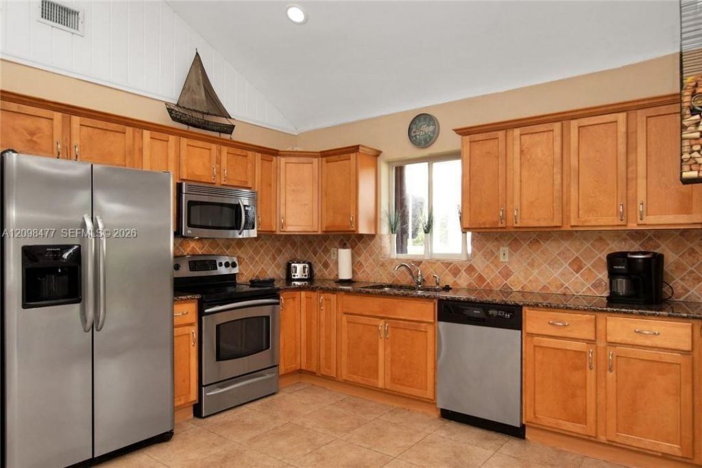 53 E Beach Rd , Tavernier, FL 33070 Photo