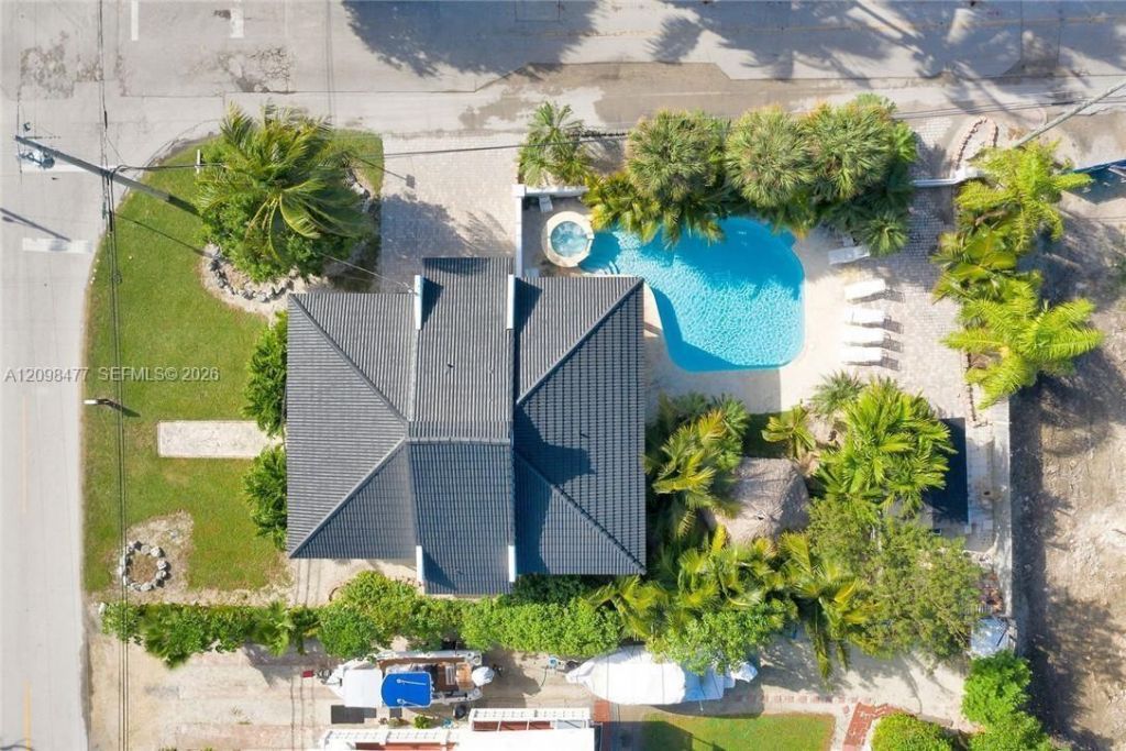53 E Beach Rd , Tavernier, FL 33070 Photo