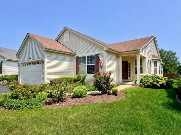 21100 Serene Lake Way , Crest Hill, IL 60403